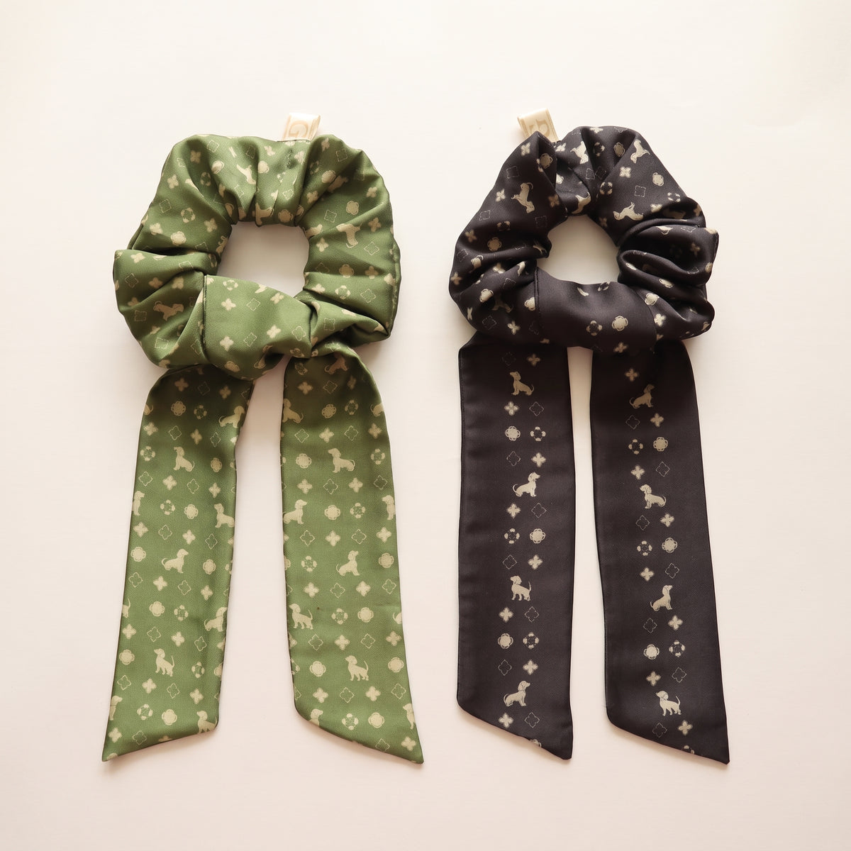 Scrunchies de Dachshund en verde oliva y grafito, lado a lado