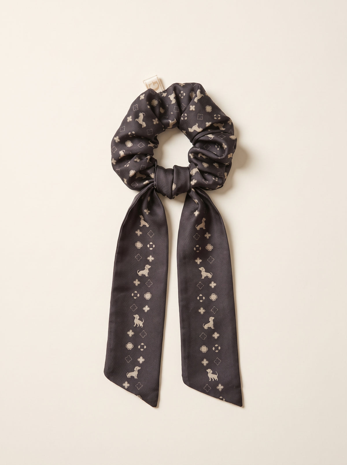Scrunchie de satén grafito con estampado de siluetas de Dachshund