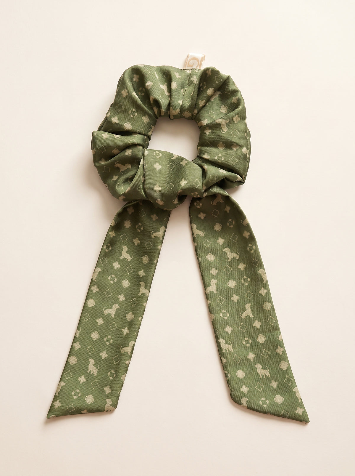 Scrunchie de satén verde oliva con estampado de siluetas de Dachshund