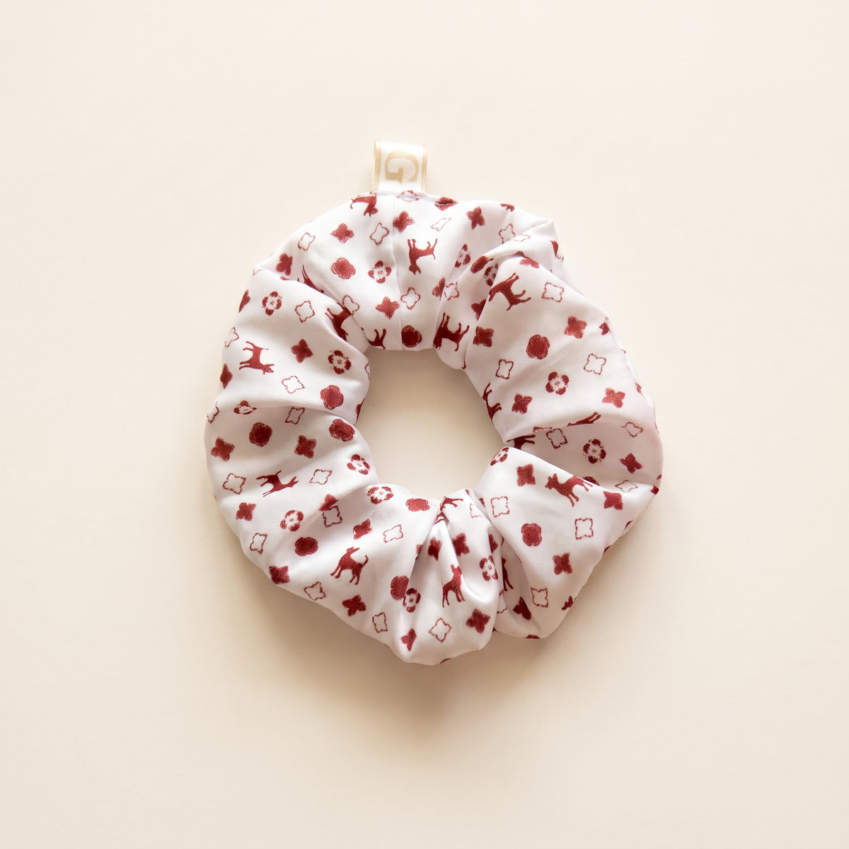 Scrunchie de satén blanco con estampado de siluetas de Pinscher