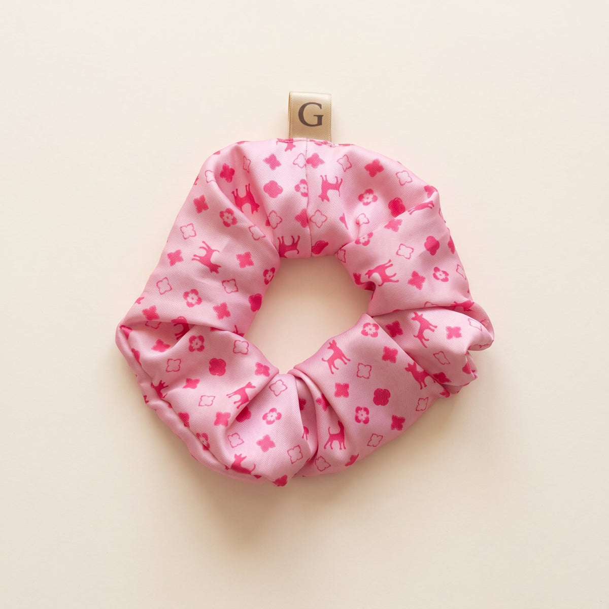 Scrunchie de satén rosa con estampado de siluetas de Pinscher
