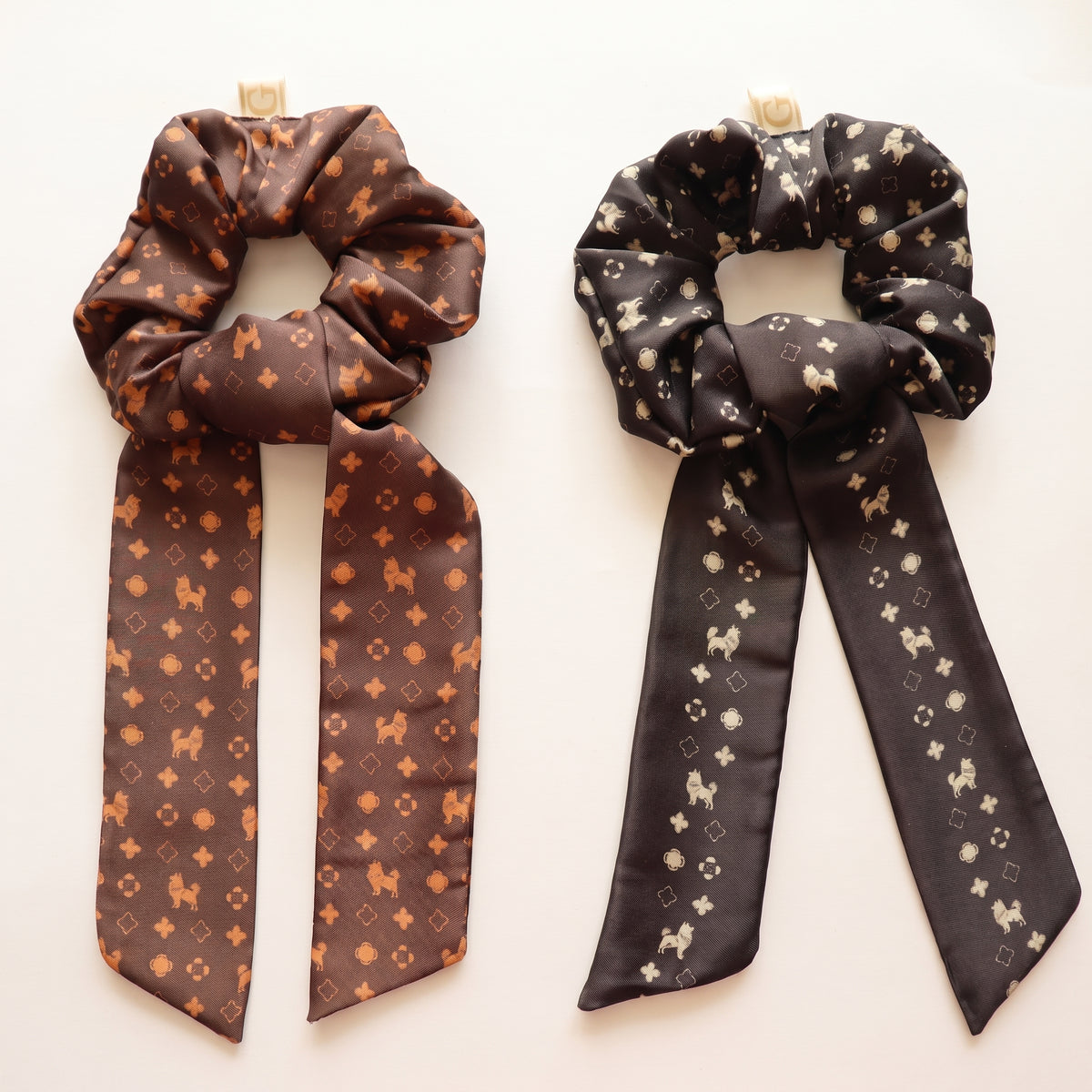 Scrunchies de Pomerania en negro y chocolate, lado a lado