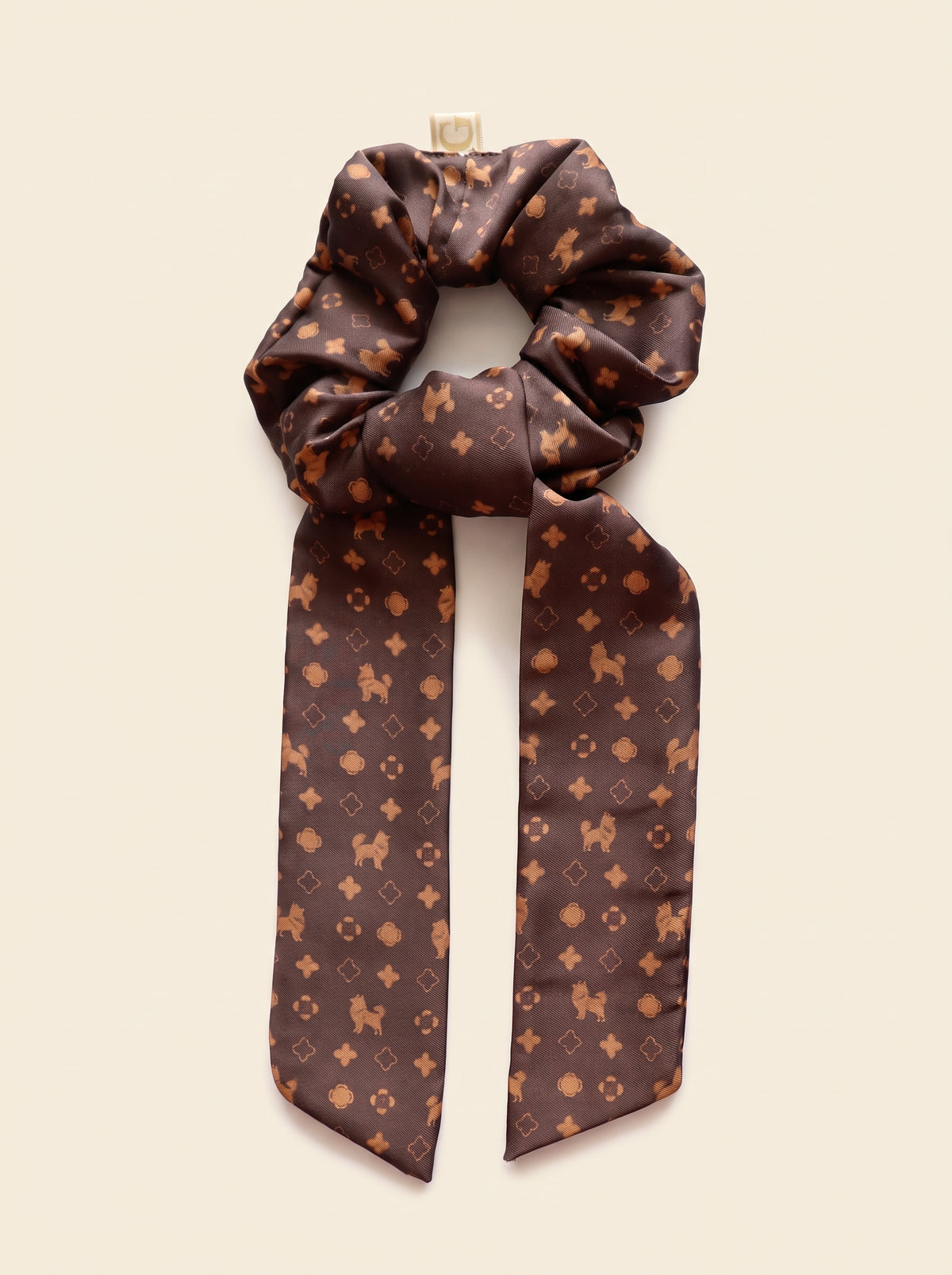 Scrunchie de satén chocolate con estampado de siluetas de Pomerania