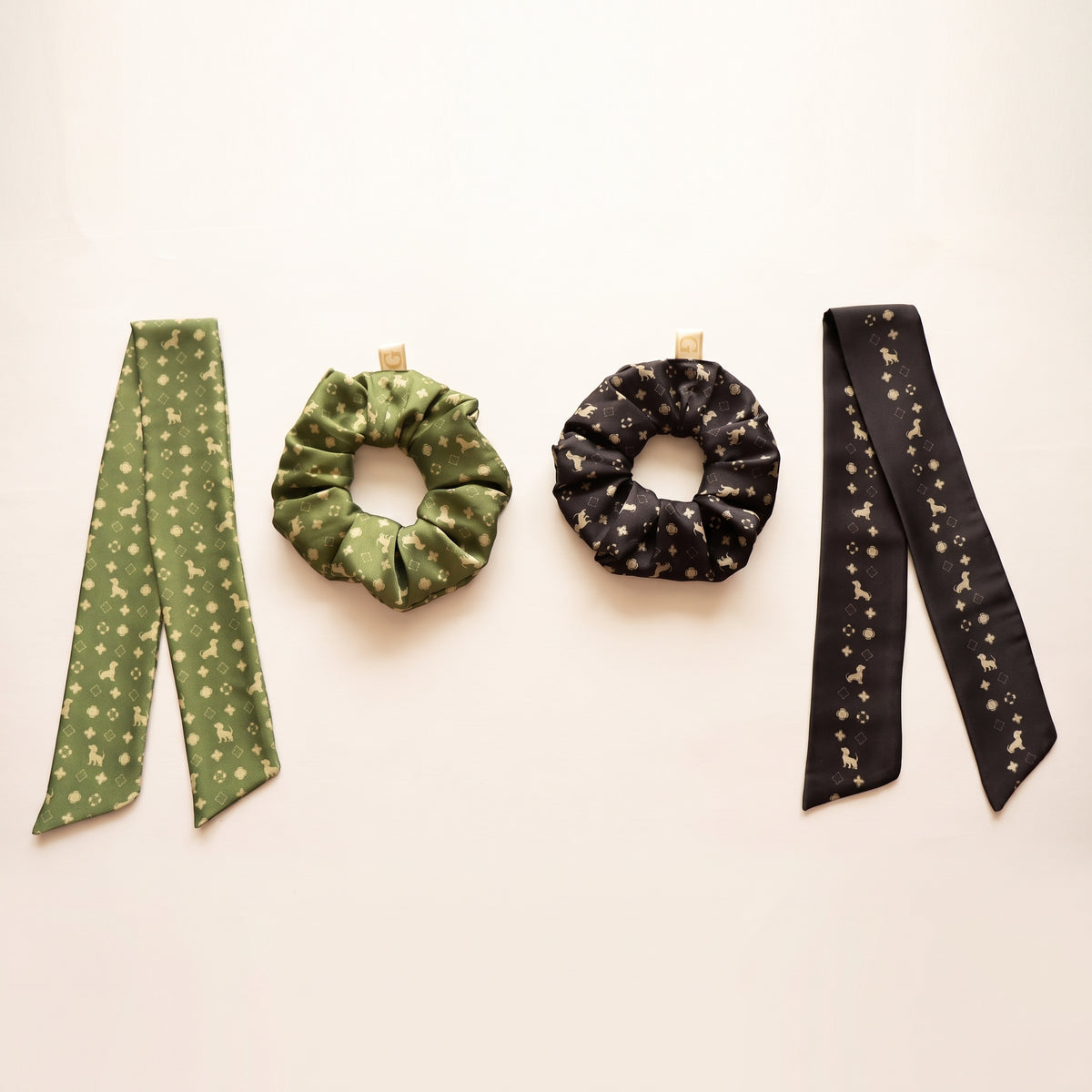 Scrunchies y bandas de Dachshund en verde oliva y grafito, piezas sueltas