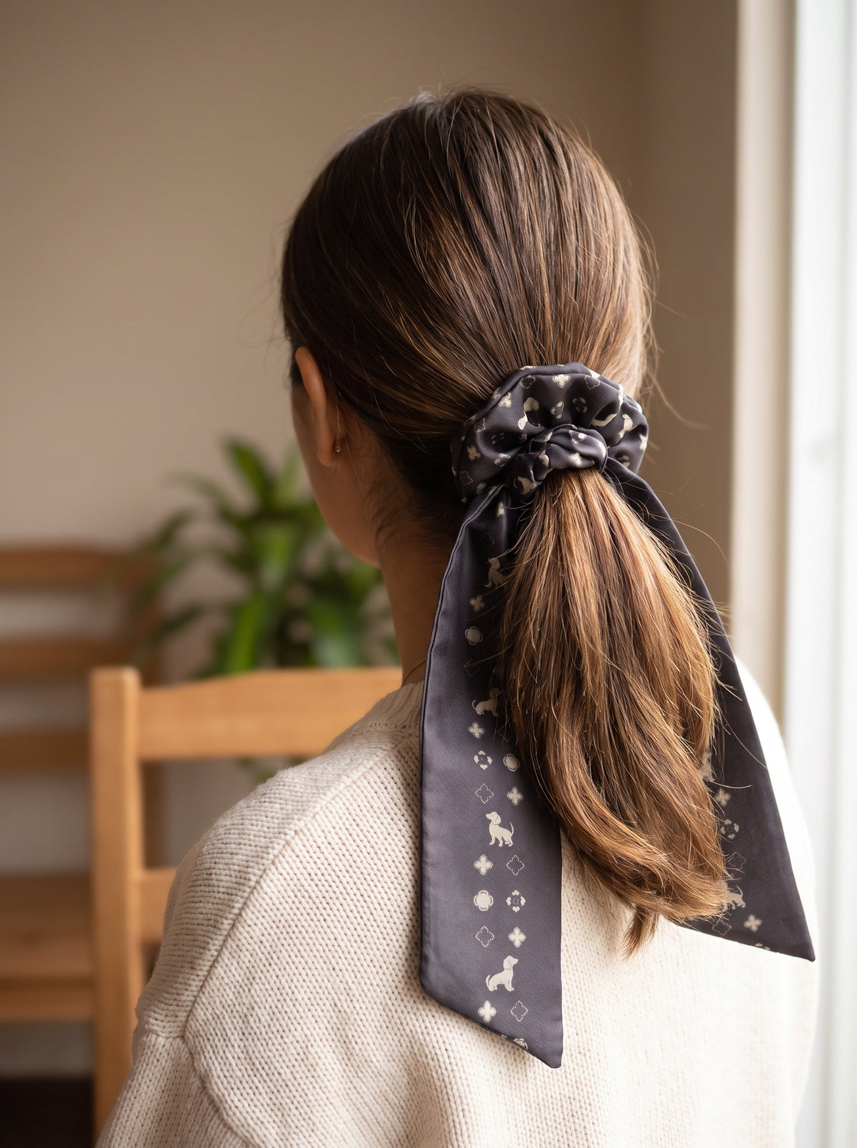 Mujer con scrunchie grafito de Dachshund en cola de caballo