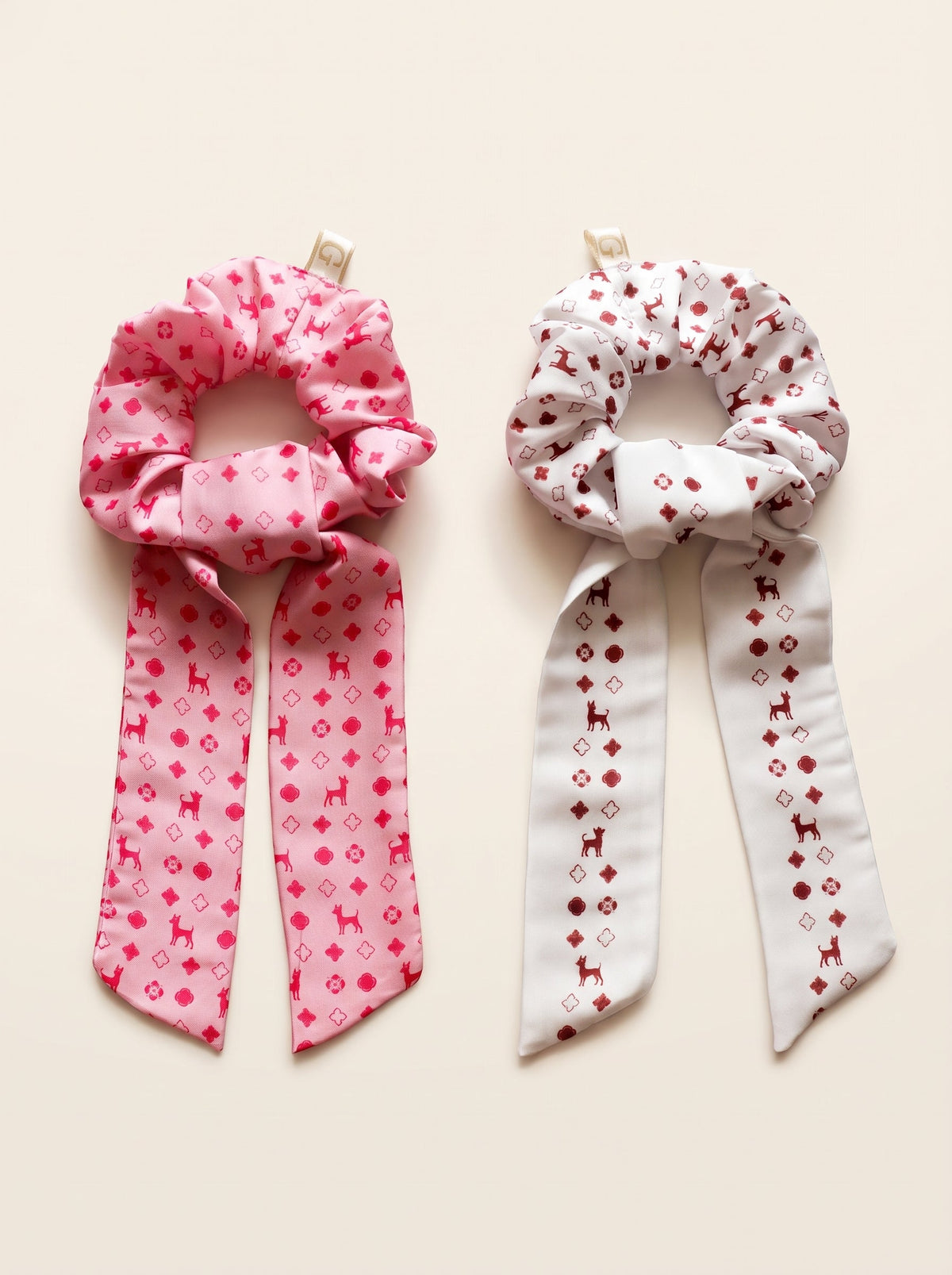 Scrunchies Golden Essential con estampado de Pinscher en rosa y blanco