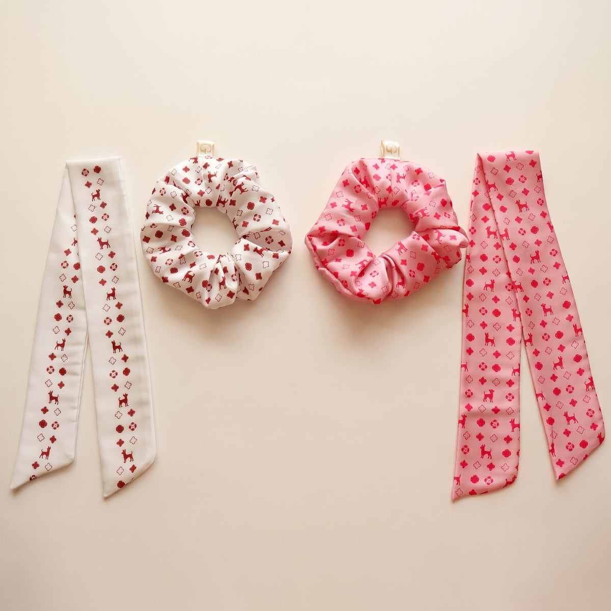 Colección Pinscher: scrunchies y bandas en rosa y blanco