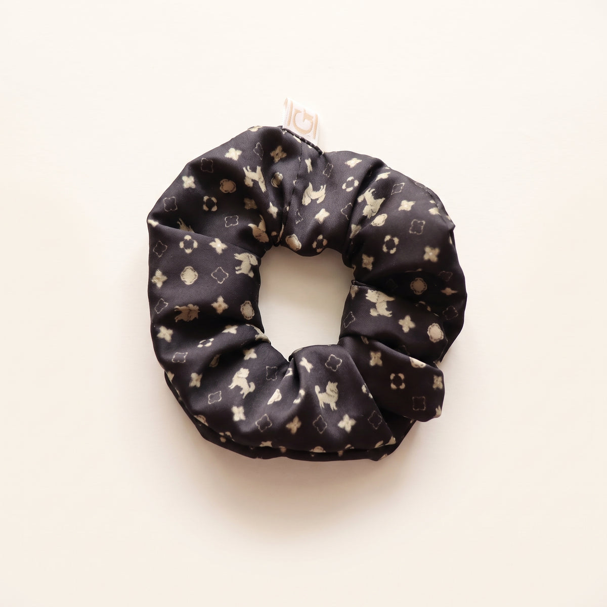 Scrunchie de satén negro con estampado de siluetas de Pomerania